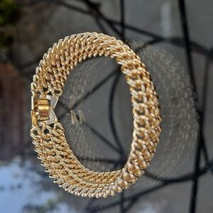 Luxurious Gold Chain Bracelet